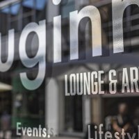Spiegelung des Schriftzugs 'huginn LOUNGE & ARTS' auf einer Glasoberfläche, im Hintergrund unscharfe Straßenszene., © SMG, Sarah Schmid Spiegelung des Schriftzugs 'huginn LOUNGE & ARTS' auf einer Glasoberfläche, im Hintergrund unscharfe Straßenszene., © SMG, Sarah Schmid