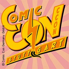 Logo der Comic Con Stuttgart 2025: Gelber Schriftzug auf rosa strahlenförmigem Hintergrund., © links im Bild Logo der Comic Con Stuttgart 2025: Gelber Schriftzug auf rosa strahlenförmigem Hintergrund., © links im Bild