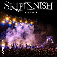 Konzert von Skipinnish mit beleuchteter Bühne, Band und großem Publikum. Im Hintergrund bunte Lichter und Rauch., © links im Bild Konzert von Skipinnish mit beleuchteter Bühne, Band und großem Publikum. Im Hintergrund bunte Lichter und Rauch., © links im Bild