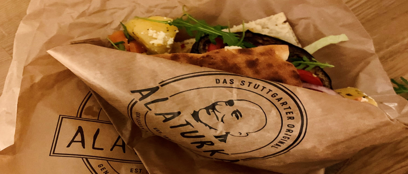 Ein Sandwich mit Gemüse und Käse in einer Alaturka-Papiertüte, auf der "Das Stuttgarter Original" steht., © Stuttgart-Marketing GmbH