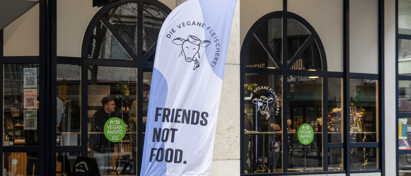 Die vegane Fleischerei in Stuttgart mit einem Banner "Friends Not Food" und einem PETA Vegan Award-Aufkleber im Fenster., &copy; Stuttgart-Marketing GmbH, Sarah Schmid