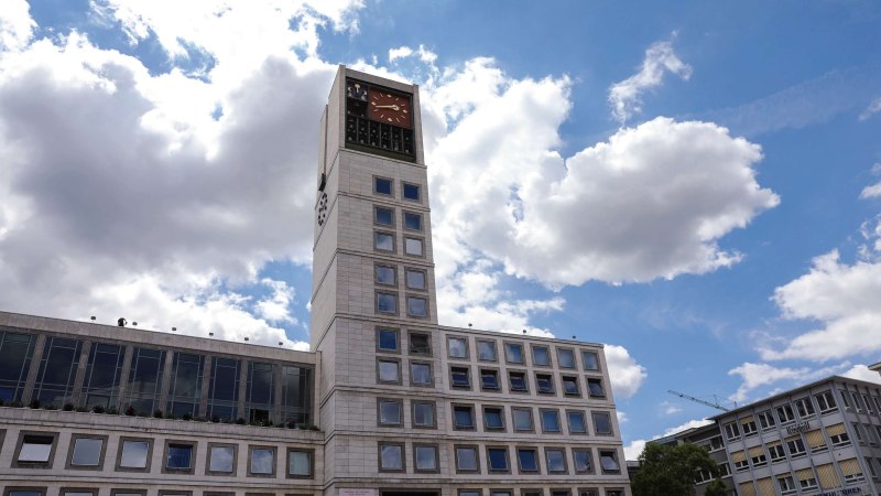 Ein modernes Geb&auml;ude mit einem hohen Uhrturm und vielen Fenstern. Der Himmel ist blau mit einigen Wolken., &copy; Fei Shiyu