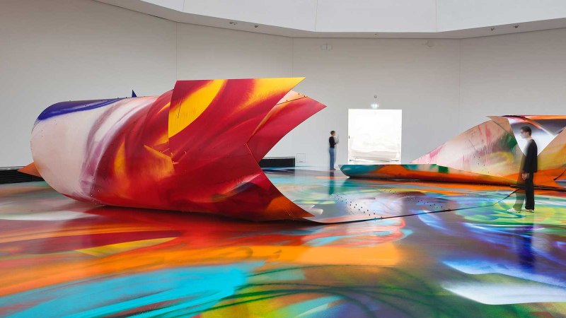 Bunte, großflächige Installation von Katharina Grosse in einer Galerie. Zwei Personen betrachten die farbenfrohen Strukturen und den bemalten Boden., © VG Bild-Kunst, Bonn 2025 Bunte, großflächige Installation von Katharina Grosse in einer Galerie. Zwei Personen betrachten die farbenfrohen Strukturen und den bemalten Boden., © VG Bild-Kunst, Bonn 2025