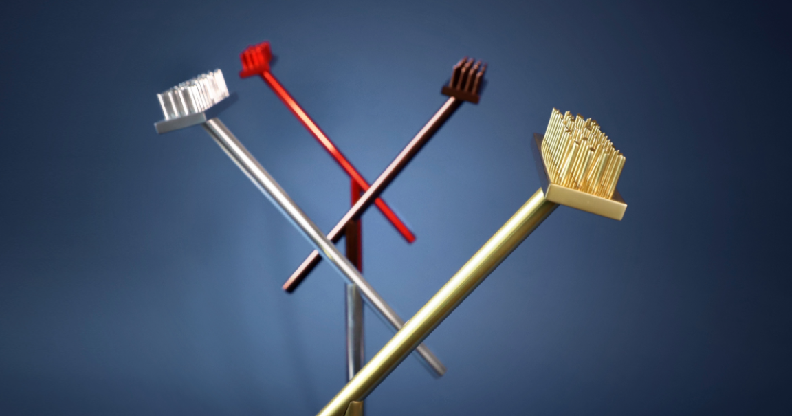 Drei stilisierte Besen in Silber, Rot und Gold stehen vor einem blauen Hintergrund. Die Besen sind künstlerisch angeordnet und wirken modern., © Sabine Haymann Drei stilisierte Besen in Silber, Rot und Gold stehen vor einem blauen Hintergrund. Die Besen sind künstlerisch angeordnet und wirken modern., © Sabine Haymann