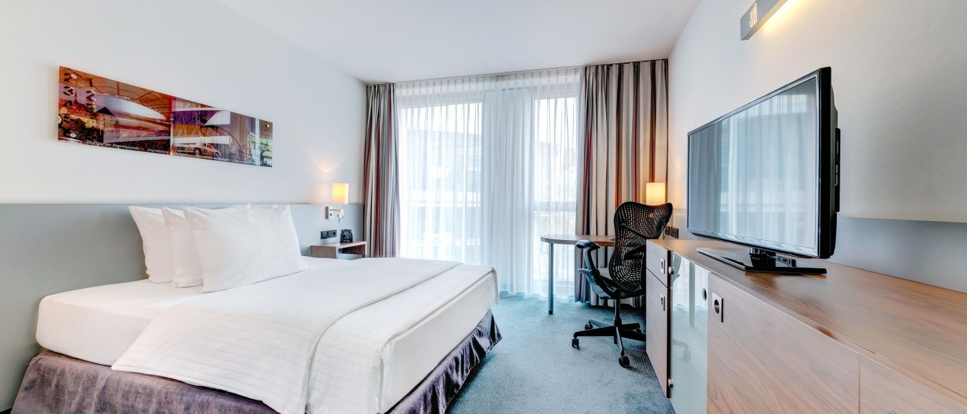 Comfort ZImmer mit Queensize Bett, © Hilton Garden Inn Stuttgart Neckarpark Comfort ZImmer mit Queensize Bett, © Hilton Garden Inn Stuttgart Neckarpark