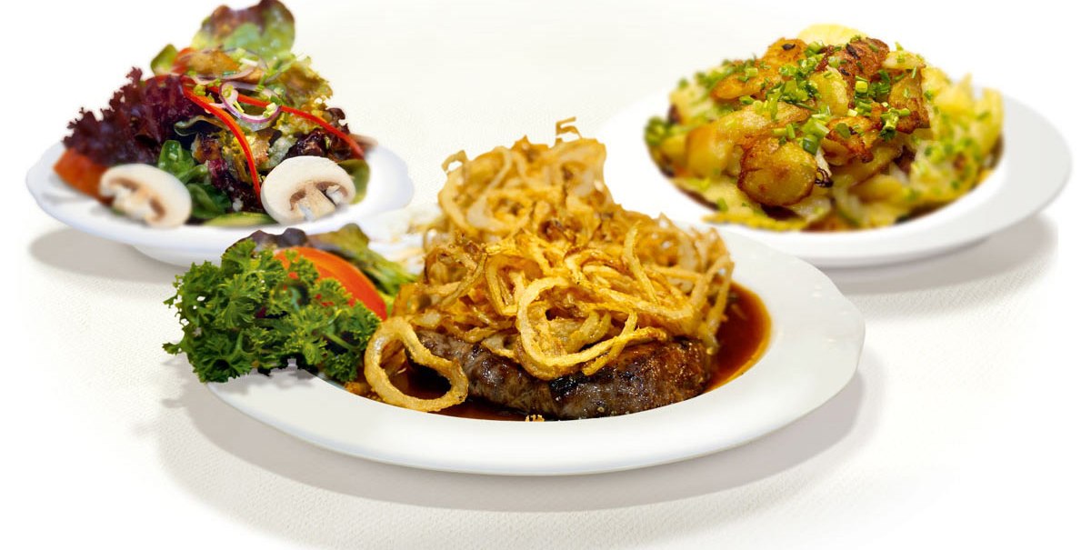 Drei Teller mit Salat, gebratenem Fleisch mit Röstzwiebeln und Bratkartoffeln auf weißem Hintergrund., © TOMAS Drei Teller mit Salat, gebratenem Fleisch mit Röstzwiebeln und Bratkartoffeln auf weißem Hintergrund., © TOMAS
