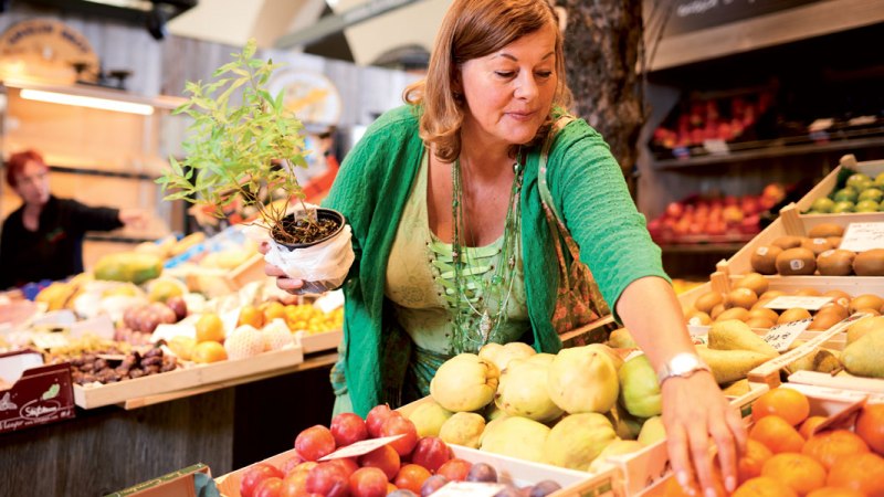 Genussf&uuml;hrerin Sabine Wacker in der Markthalle, &copy; Stuttgart-Marketing GmbH/Jean-Claude Winkler