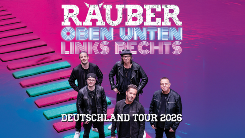 Die Band R&auml;uber posiert vor einem bunten Hintergrund mit dem Schriftzug 'Oben Unten Links Rechts'. Ank&uuml;ndigung der Deutschland Tour 2026., &copy; links im Bild