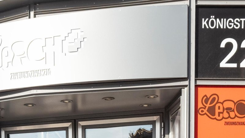 Eingang des Clubs Lerche an der Königstrasse 22. Moderne Beschilderung mit auffälligem Design., © Stuttgart-Marketing GmbH, Sarah Schmid Eingang des Clubs Lerche an der Königstrasse 22. Moderne Beschilderung mit auffälligem Design., © Stuttgart-Marketing GmbH, Sarah Schmid