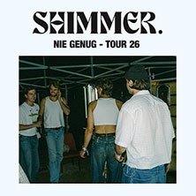 Vier Personen in Freizeitkleidung stehen unter einem Zelt. Der Titel 'SHIMMER. - Nie genug - Tour 26' ist oben abgebildet., &copy; links im Bild
