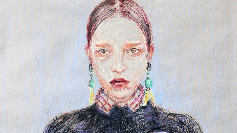 Portr&auml;t einer Frau mit ernster Miene, bunten Ohrringen und einem dunklen Oberteil vor grauem Hintergrund., &copy; W&uuml;rttembergische Staatstheater Stuttgart