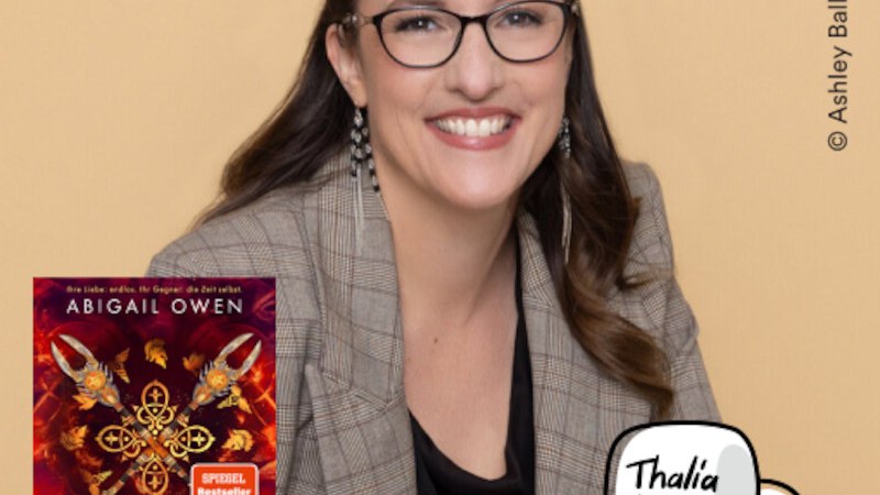 Eine lächelnde Frau mit Brille und kariertem Blazer sitzt vor einem beigen Hintergrund. Neben ihr ist das Buchcover von "The Things Gods Break - Schattenverführt" abgebildet., © Thalia Deutschland GmbH & Co. KG Eine lächelnde Frau mit Brille und kariertem Blazer sitzt vor einem beigen Hintergrund. Neben ihr ist das Buchcover von "The Things Gods Break - Schattenverführt" abgebildet., © Thalia Deutschland GmbH & Co. KG