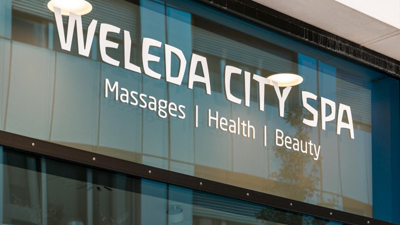 Glasfront eines Weleda City Spa mit Schriftzug für Massagen, Gesundheit und Schönheit., © Stuttgart-Marketing GmbH, Sarah Schmid Glasfront eines Weleda City Spa mit Schriftzug für Massagen, Gesundheit und Schönheit., © Stuttgart-Marketing GmbH, Sarah Schmid