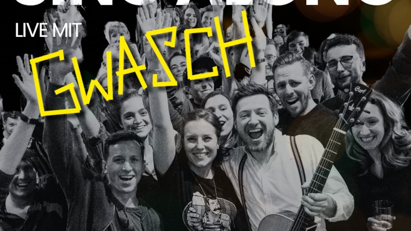 Menschenmenge bei einem Konzert in Stuttgart, lächelnd und jubelnd. Text: "Sing Along mit Gwasch" und Datum "So 15.3.26" im Kulturquartier Stuttgart., © Jens Schmelzle Menschenmenge bei einem Konzert in Stuttgart, lächelnd und jubelnd. Text: "Sing Along mit Gwasch" und Datum "So 15.3.26" im Kulturquartier Stuttgart., © Jens Schmelzle