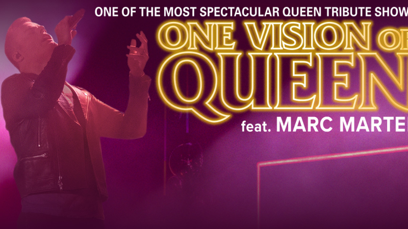 Ein S&auml;nger performt auf der B&uuml;hne, begleitet von dem Schriftzug 'One Vision of Queen feat. Marc Martel'., &copy; links im Bild