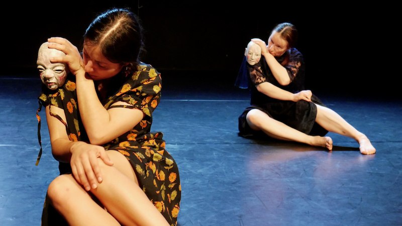 Zwei Frauen sitzen auf einer Bühne, jede hält eine Puppenmaske. Sie tragen gemusterte Kleider und scheinen in einer Performance vertieft zu sein., © FITZ Das Theater animierter Formen Zwei Frauen sitzen auf einer Bühne, jede hält eine Puppenmaske. Sie tragen gemusterte Kleider und scheinen in einer Performance vertieft zu sein., © FITZ Das Theater animierter Formen