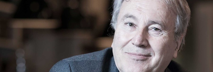 Ein &auml;lterer Mann mit grauen Haaren l&auml;chelt freundlich in die Kamera. Der Hintergrund ist unscharf., &copy; Jens Meisert