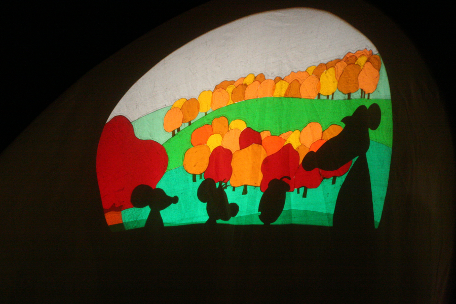 Herbstliche Schattenabenteuer mit Frederik und seinen Freunden., © Fithe – Das Figurentheater aus Ostbelgien Herbstliche Schattenabenteuer mit Frederik und seinen Freunden., © Fithe – Das Figurentheater aus Ostbelgien