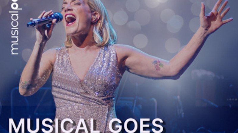 Eine Sängerin in einem glitzernden Kleid performt auf der Bühne. Der Hintergrund ist mit funkelnden Lichtern dekoriert, was eine festliche Stimmung erzeugt., © musicalpeople - Karin Geyer, Christian Gutgsell GbR Eine Sängerin in einem glitzernden Kleid performt auf der Bühne. Der Hintergrund ist mit funkelnden Lichtern dekoriert, was eine festliche Stimmung erzeugt., © musicalpeople - Karin Geyer, Christian Gutgsell GbR