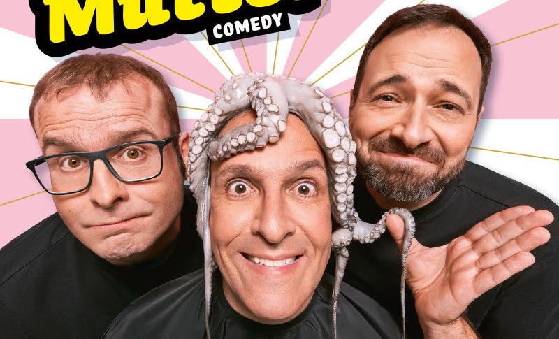 Drei M&auml;nner posieren humorvoll, einer tr&auml;gt einen Oktopus auf dem Kopf. Der Text 'Eure M&uuml;tter Comedy' und 'Fisch fromm Fris&ouml;r' ist zu sehen., &copy; Theaterhaus Stuttgart e.V.