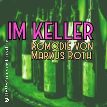Plakat für die Komödie 'Im Keller' von Markus Roth. Im Hintergrund sind unscharfe Flaschen zu sehen, der Text ist in pink und gelb gehalten., © links im Bild