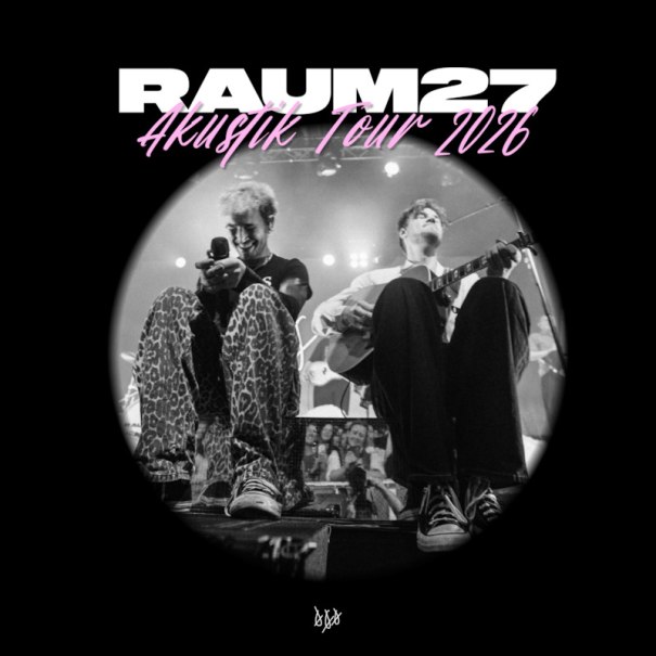 Zwei Musiker sitzen auf einer B&uuml;hne, einer h&auml;lt ein Mikrofon, der andere spielt Gitarre. Oben steht 'RAUM27 Akustik Tour 2026'., &copy; Music Circus Concertb&uuml;ro GmbH & Co. KG
