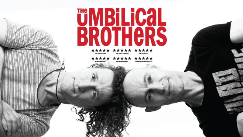 Zwei M&auml;nner liegen nebeneinander, der Kopf zur Kamera gedreht. &Uuml;ber ihnen steht 'The Umbilical Brothers'., &copy; links im Bild