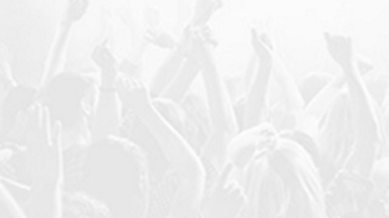 Schwarz-wei&szlig;es Bild einer jubelnden Menschenmenge mit erhobenen H&auml;nden, unscharf und &uuml;berbelichtet., &copy; Musik Podium Stuttgart e.V.