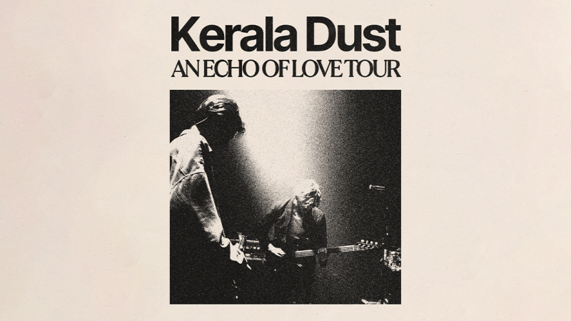 Zwei Musiker von Kerala Dust auf der B&uuml;hne, in Schwarz-Wei&szlig; gehalten. Der Titel "An Echo of Love Tour" ist oben abgebildet., &copy; links im Bild