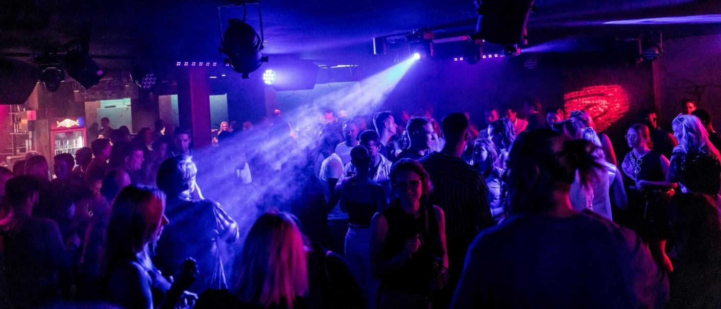 Ein belebter Nachtclub mit tanzenden Menschen, bunten Lichtern und Nebeleffekten. Die Atmosphäre ist lebhaft und energiegeladen., © BOA, Stuttgart Ein belebter Nachtclub mit tanzenden Menschen, bunten Lichtern und Nebeleffekten. Die Atmosphäre ist lebhaft und energiegeladen., © BOA, Stuttgart