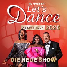 Werbung für die Let's Dance Live-Tour 2026 mit drei lächelnden Personen vor rotem Hintergrund., © links im Bild Werbung für die Let's Dance Live-Tour 2026 mit drei lächelnden Personen vor rotem Hintergrund., © links im Bild
