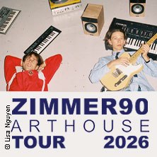 Two people lie relaxed on the floor, surrounded by musical instruments. Text: ZIMMER90 ARTHOUSE TOUR 2026., &copy; links im Bild