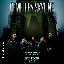 Bandfoto von Cemetery Skyline vor einem d&uuml;steren Hintergrund, mit Ank&uuml;ndigung ihrer EU-Tour 2026 und Special Guests., &copy; links im Bild