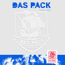 Graues Logo von Das Pack mit einem Schiff, dar&uuml;ber der Schriftzug 'Das Pack Tour 2023'. Unten ein rotes Siegel mit '20 Jahre'. Hintergrund in Blau und Wei&szlig;., &copy; links im Bild