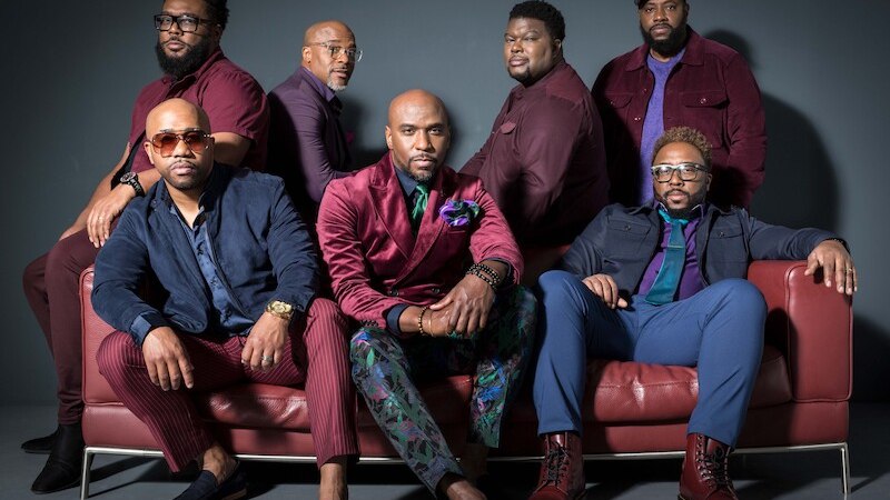 Sieben Männer in stilvoller Kleidung posieren vor einer Betonwand. Das Bild ist in Schwarz-Weiß gehalten., © Hypertension Music Entertainment GmbH Sieben Männer in stilvoller Kleidung posieren vor einer Betonwand. Das Bild ist in Schwarz-Weiß gehalten., © Hypertension Music Entertainment GmbH