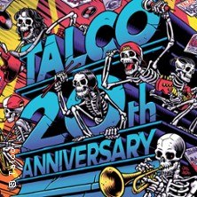 Bunte Illustration mit Skeletten, die Musikinstrumente spielen. Schriftzug: 'Talco 20th Anniversary'. Lebendige Farben und dynamische Szene., © links im Bild Bunte Illustration mit Skeletten, die Musikinstrumente spielen. Schriftzug: 'Talco 20th Anniversary'. Lebendige Farben und dynamische Szene., © links im Bild