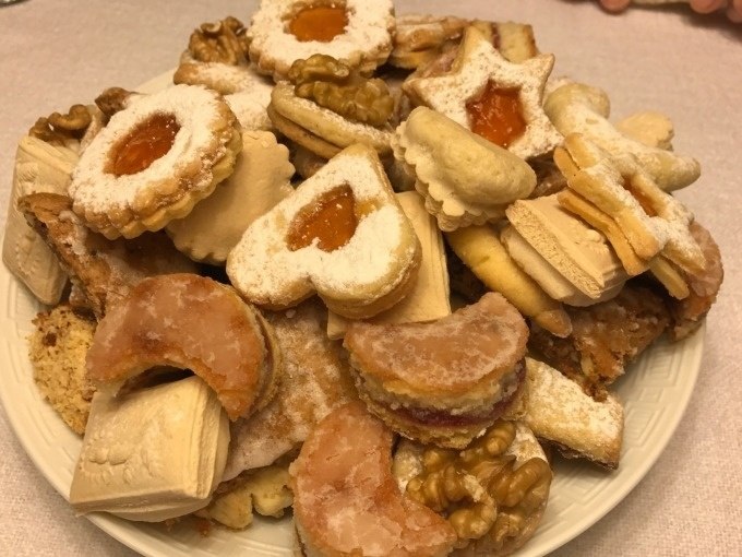 Ein Teller voller bunter Weihnachtsplätzchen, darunter Kekse mit Marmelade, Nüssen und Puderzucker., © Weingenuss Stuttgart Ein Teller voller bunter Weihnachtsplätzchen, darunter Kekse mit Marmelade, Nüssen und Puderzucker., © Weingenuss Stuttgart