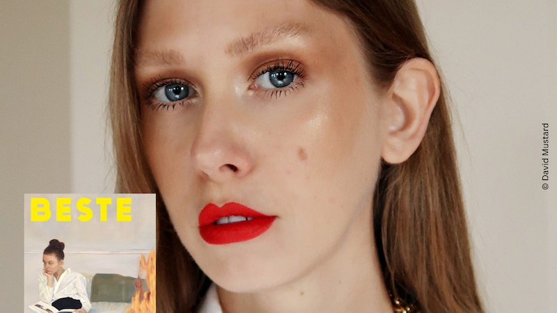 Porträt einer Frau mit rotem Lippenstift, daneben das Buchcover von 'Beste Zeiten' von Jenny Mustard. Thalia-Logo unten rechts., © Thalia Deutschland GmbH & Co. KG Porträt einer Frau mit rotem Lippenstift, daneben das Buchcover von 'Beste Zeiten' von Jenny Mustard. Thalia-Logo unten rechts., © Thalia Deutschland GmbH & Co. KG