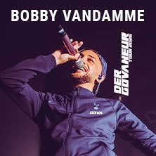 Ein S&auml;nger mit Mikrofon auf der B&uuml;hne, bekleidet mit einer dunklen Jacke. Text: Bobby Vandamme, Der Gouverneur Tour 2026., &copy; links im Bild