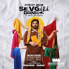 Plakat für 'Cemile abla: Sevgili Günlük', eine Karakomödie in zwei Akten. Eine Person in buntem Kostüm hält farbige Stoffe. Aufführung am 30.10.2025 in Bielefeld., © links im Bild