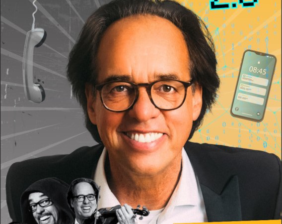 Eine Person trägt eine VR-Brille mit der Aufschrift 'Der Kult ist zurück!' und hält ein Smartphone. Um sie herum sind schwarz-weiße Bilder derselben Person., © Theaterhaus Stuttgart e.V. Eine Person trägt eine VR-Brille mit der Aufschrift 'Der Kult ist zurück!' und hält ein Smartphone. Um sie herum sind schwarz-weiße Bilder derselben Person., © Theaterhaus Stuttgart e.V.