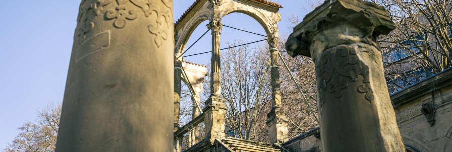 Ruin of the Neues Lusthaus with ornate columns and a staircase. Trees and a clear sky can be seen in the background., &copy; Stuttgart-Marketing GmbH, Sarah Schmid