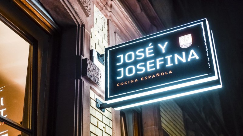 Leuchtschild mit der Aufschrift 'José y Josefina' und 'Cocina Española' an einer Gebäudewand., © Jose y Josefina, Stuttgart