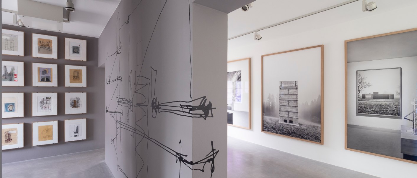 Ausstellungsraum der Architekturgalerie Boltshauser mit gerahmten Architekturzeichnungen und großformatigen Schwarzweißfotos., © Thomas Fütterer Ausstellungsraum der Architekturgalerie Boltshauser mit gerahmten Architekturzeichnungen und großformatigen Schwarzweißfotos., © Thomas Fütterer