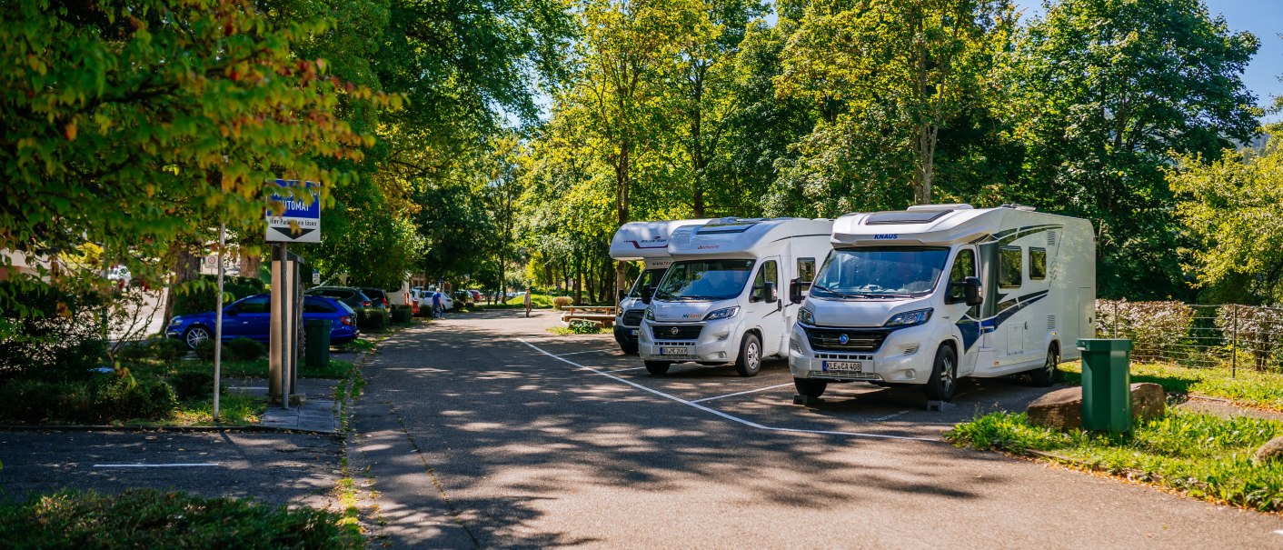 Two motorhomes parked on a pitch under green trees in sunny weather in Bad Wildbad., &copy; Stuttgart-Marketing GmbH, Thomas Niederm&uuml;ller