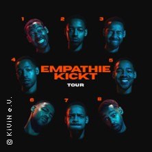 Collage von acht Gesichtsausdrücken einer Person mit dem Text 'EMPATHIE KICKT TOUR' in der Mitte., © links im Bild Collage von acht Gesichtsausdrücken einer Person mit dem Text 'EMPATHIE KICKT TOUR' in der Mitte., © links im Bild