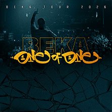 Ein Konzertplakat für die BEKA One of One Tour 2026 zeigt einen Künstler auf der Bühne vor einem großen Publikum., © links im Bild Ein Konzertplakat für die BEKA One of One Tour 2026 zeigt einen Künstler auf der Bühne vor einem großen Publikum., © links im Bild