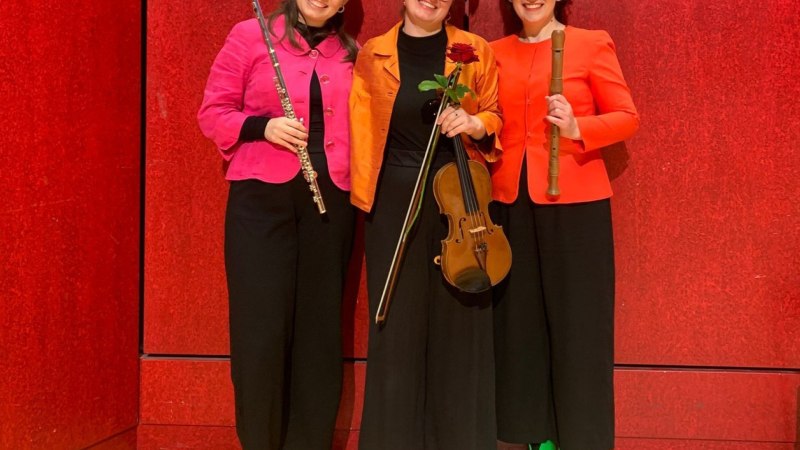 Die drei Musikerinnen Zofia, Clara und Anna erzählen im Zirkus Musicus die Geschichte vom verlorengeglaubten Hut der Zirkusdirektorin., © Joel Kimmich/Michelle Sophie Lemcke Die drei Musikerinnen Zofia, Clara und Anna erzählen im Zirkus Musicus die Geschichte vom verlorengeglaubten Hut der Zirkusdirektorin., © Joel Kimmich/Michelle Sophie Lemcke