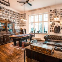 Ein stilvoller Verkaufsraum mit Ledersofas, einem Billardtisch, Vintage-Dekor und Stoffmustern an den W&auml;nden., &copy; Mr. Ash Tailor Store, Stuttgart