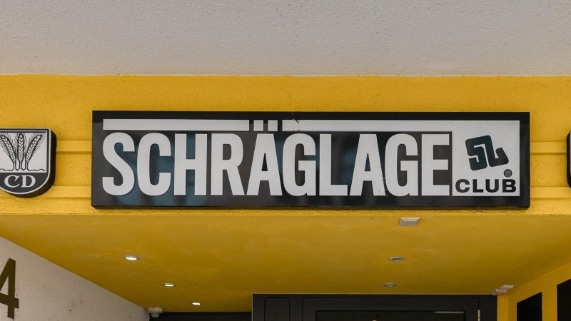 Entrance to the Schr&auml;glage Club with yellow fa&ccedil;ade and black sign. CD logos with ears of corn are depicted on the left and right., &copy; Stuttgart Marketing GmbH, Sarah Schmid